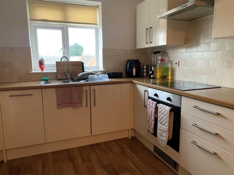 Prime Mixed-Use Property in Bristol with Retail Space and 1-Bedroom Flat for Sale Photo 7