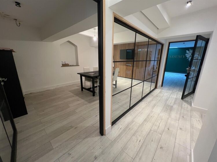 Spacious Shop Unit in Prime Bristol Location Ideal for Diverse Business Uses Photo 7