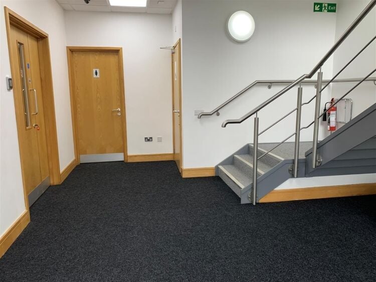 Spacious 2,000 ft² Ground Floor Office with LED Lighting in Portishead, Somerset Photo 7