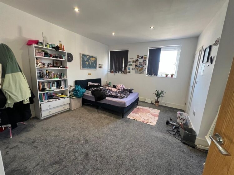 Bustling High Street Mixed-Use Investment Property in Thornbury, Bristol Photo 7
