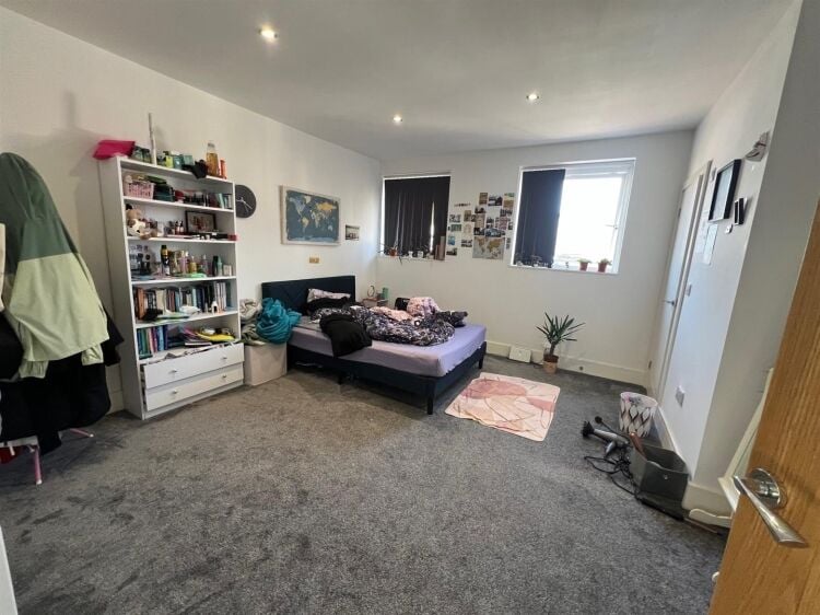 Bustling High Street Mixed-Use Investment Property in Thornbury, Bristol Photo 7