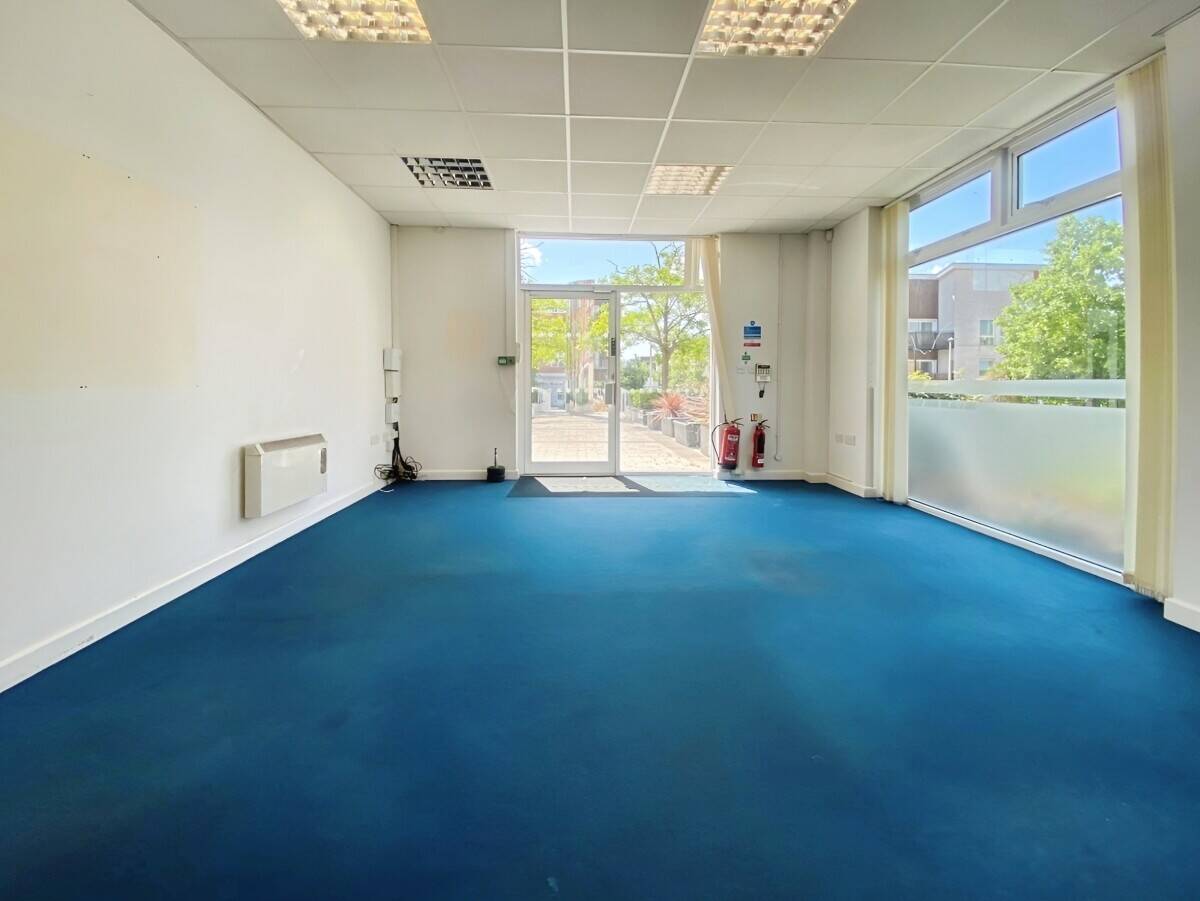 Premises To Let - Kennet Island - E-Class - Ideal for Barber Shop, Nail Bar, Beauty Photo 7