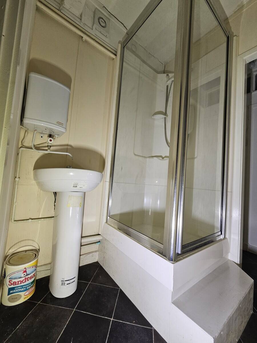 To Rent in Beacon Hill, Hindhead, Class E; retail, office, beauticians, studio etc Photo 7
