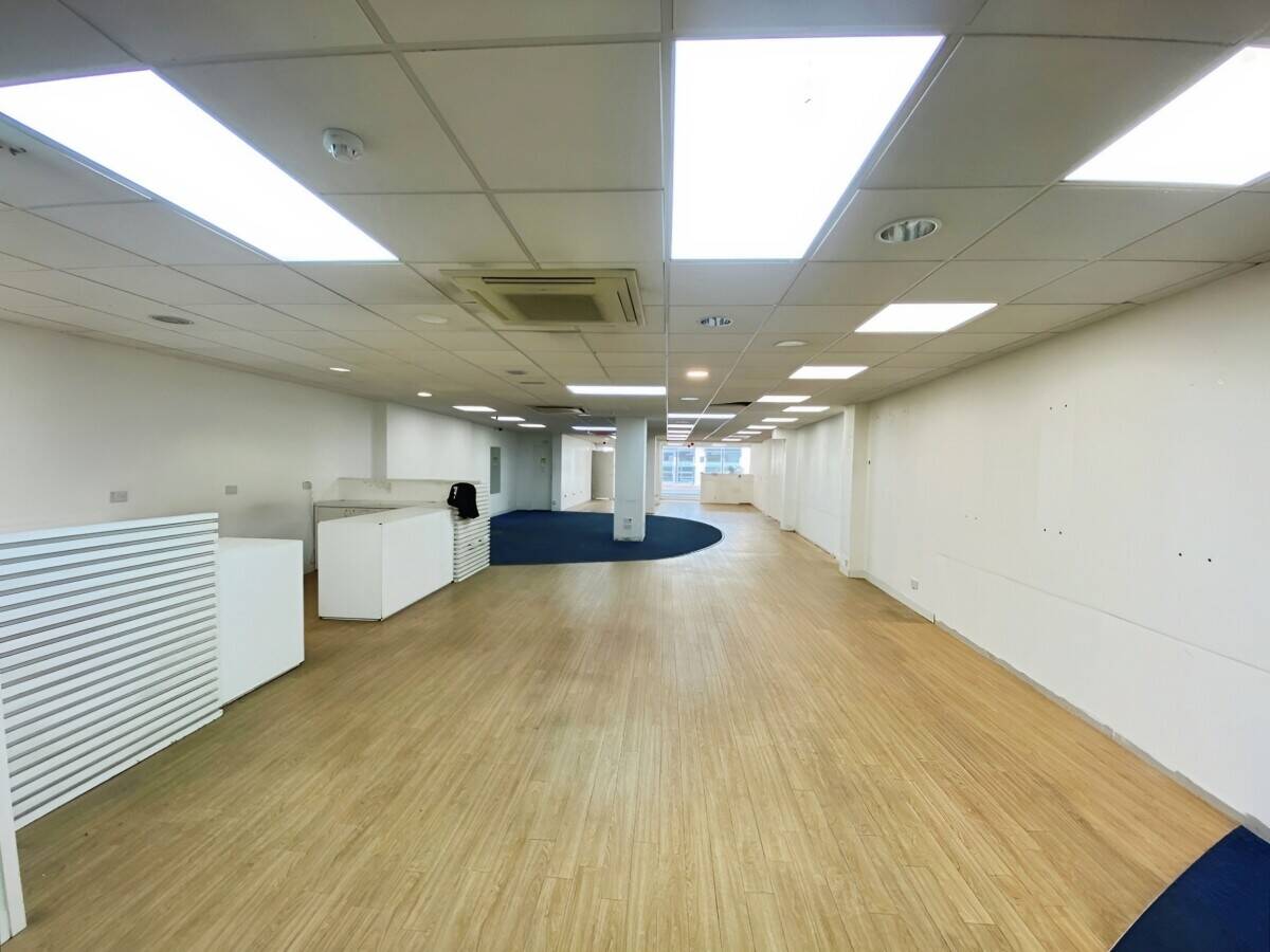Prime Retail Premises Available for Short-Term Lease in Central Reading Photo 7
