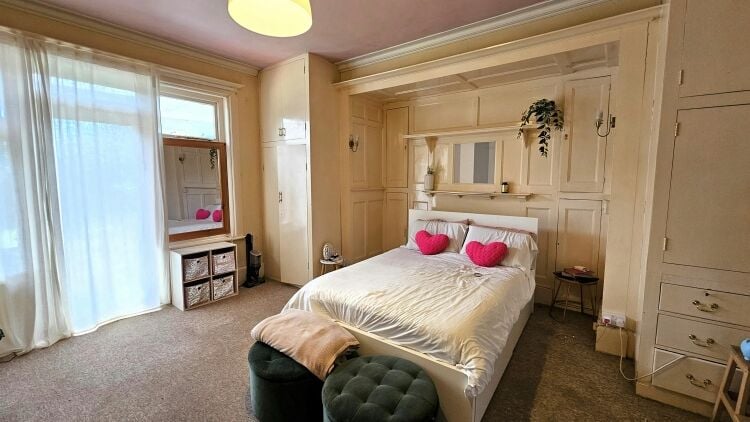 Character Property in Prime Corner Location Ideal for Home and Income Opportunities Photo 7