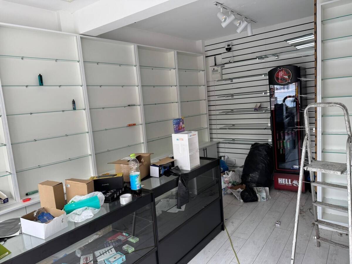 Retail Shop for Sale on Ewell Road in Surbiton, suitable for Retail or Office Use Photo 7