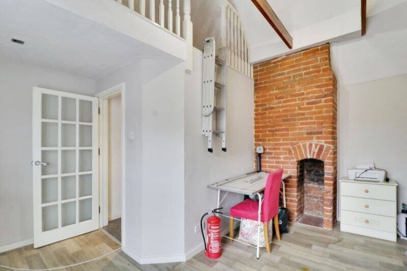 Two-Storey Freehold Commercial Property in Rochford, Essex with 874 sq. ft. of Versatile Space Photo 7