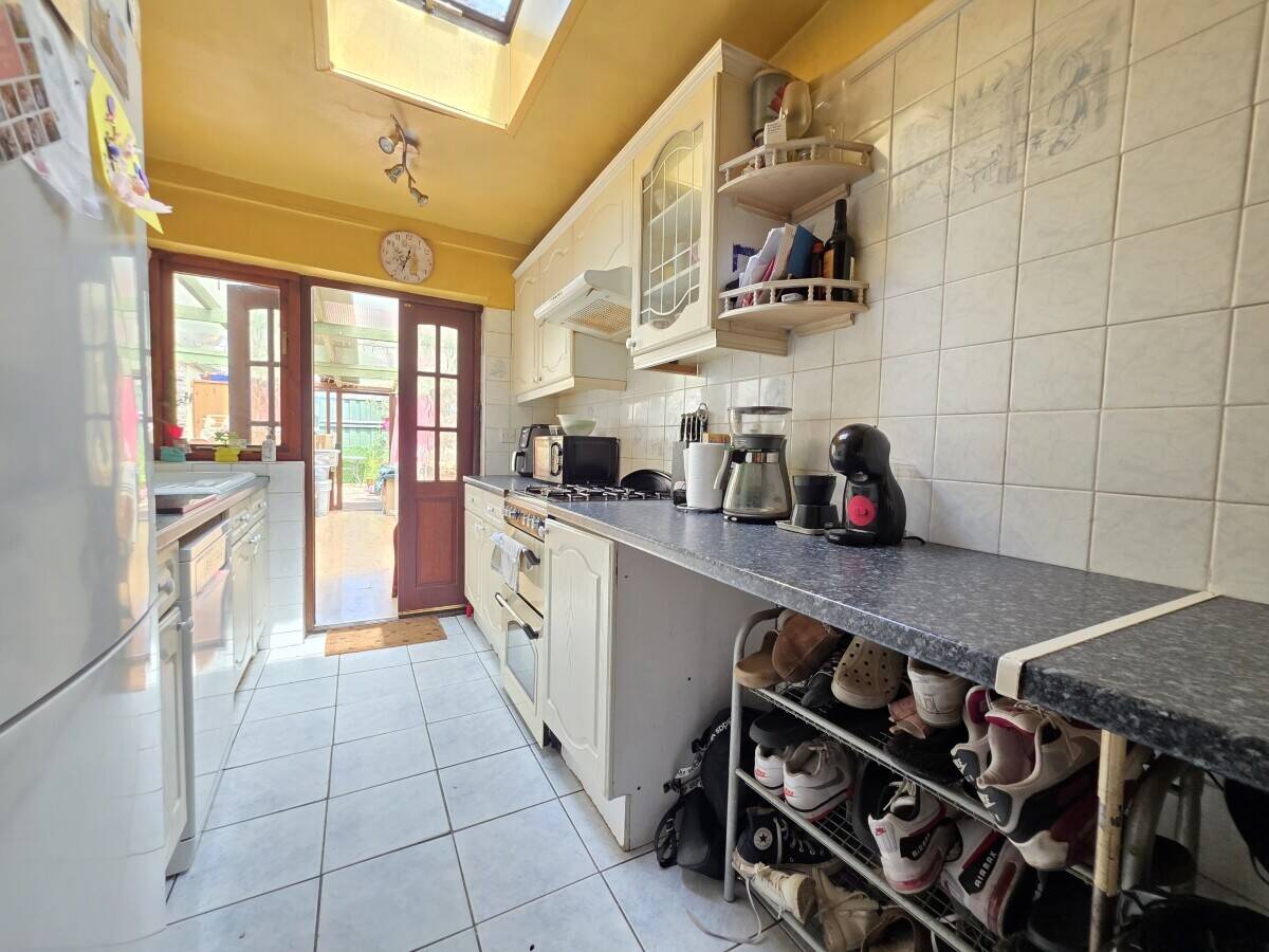Freehold fish and chip shop with 3-bedroom maisonette in Leigh on Sea Essex Photo 7