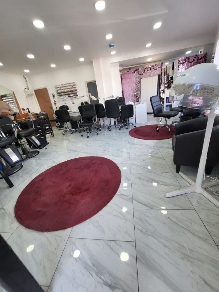 Mixed-use freehold property with 4-bedroom flat in Watford Hertfordshire available for sale Photo 7