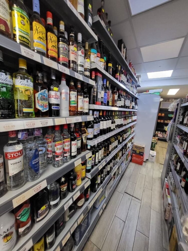 Convenience store and freehold retail unit with residential space in Waltham Cross Hertfordshire Photo 7