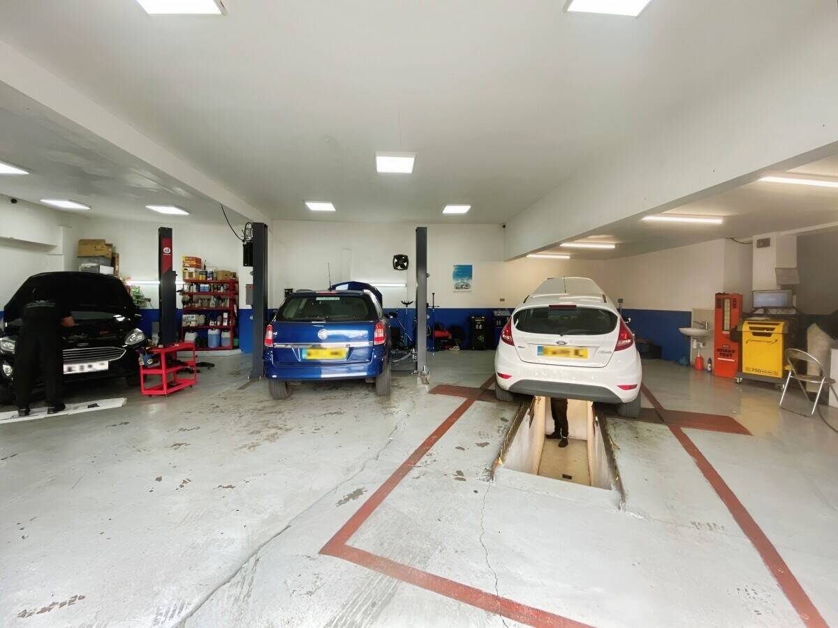 Freehold Mixed-Use Garage and Residential Property in Reading Berkshire Photo 7