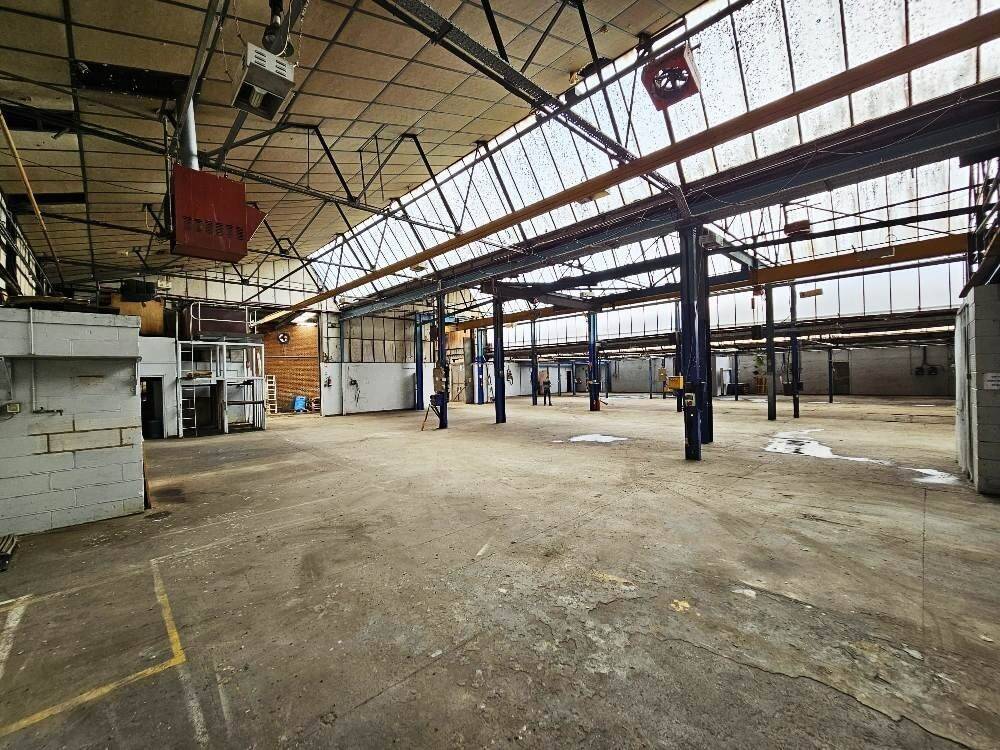 Freehold 16,000 sq.ft industrial premises in Leigh on Sea Essex with mobile crane and offices Photo 7
