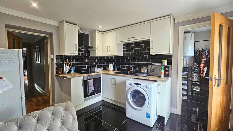 A mixed use property comprising a fully fitted ground floor barber shop and a one bedroom flat above, located on the popular fishponds road. the prope Photo 7