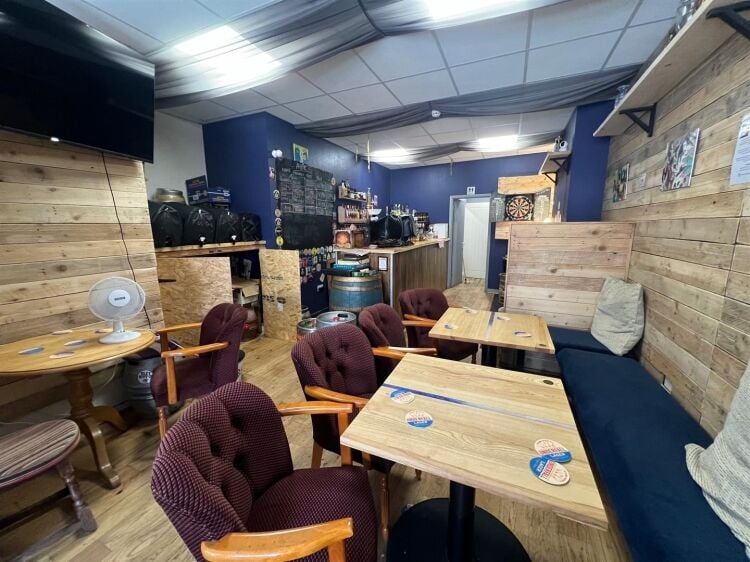 A microbrewery of approximately 464 ft² benefiting from an alcohol premises license and beer pumps. the shop is situated in a position position o Photo 7