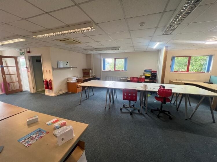 Two-storey workshop and office unit available in Bristol with parking and air conditioning Photo 7