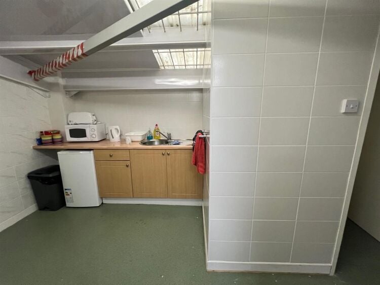 Light industrial unit for sale in Bedminster, Bristol with workshop, office, and storage space Photo 7