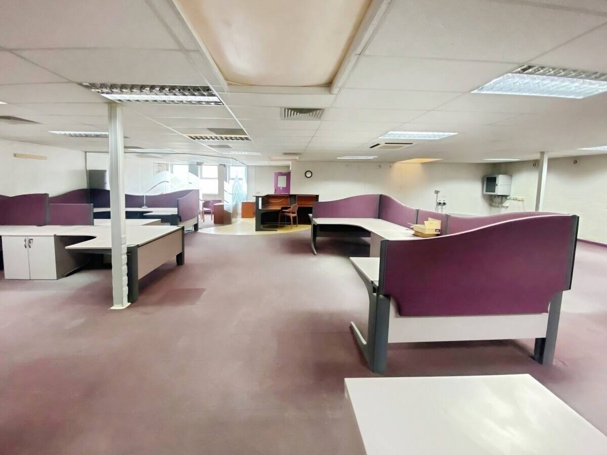 Modern Self-Contained Office with Parking in Reading Berkshire Near Town Centre Photo 7