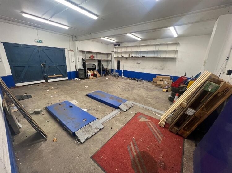 Mixed-use property in Bristol with ground floor shop, workshop, and 2-bedroom flat above Photo 7
