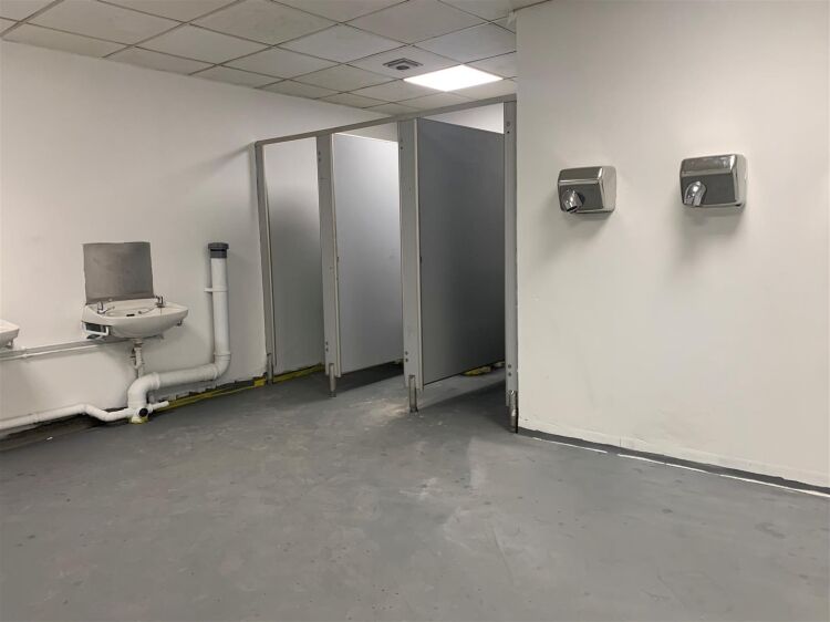 Industrial unit of 8,832 sq ft in Kingswood, Bristol near shops and amenities on Regent Street Photo 7