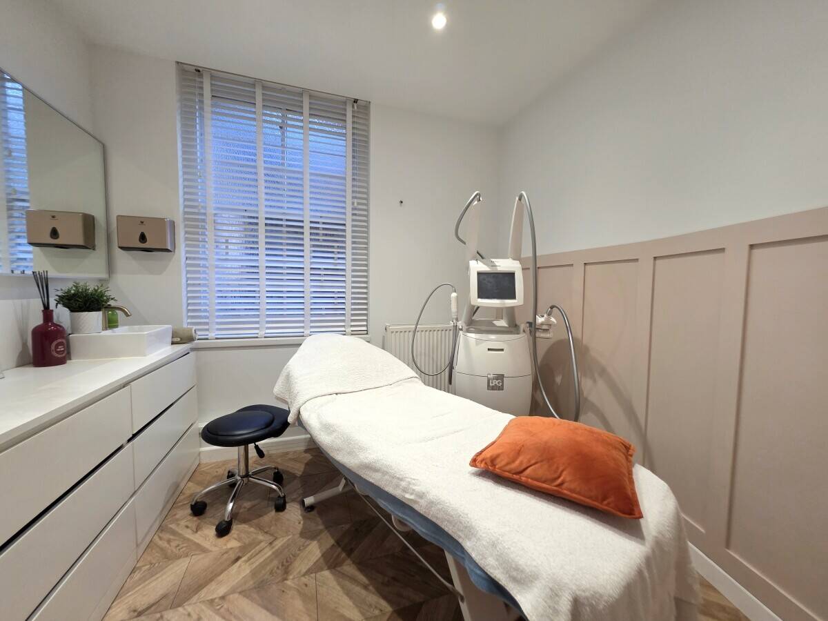 Fully Fitted Beauty & Hair Salon – Westcliff Photo 7