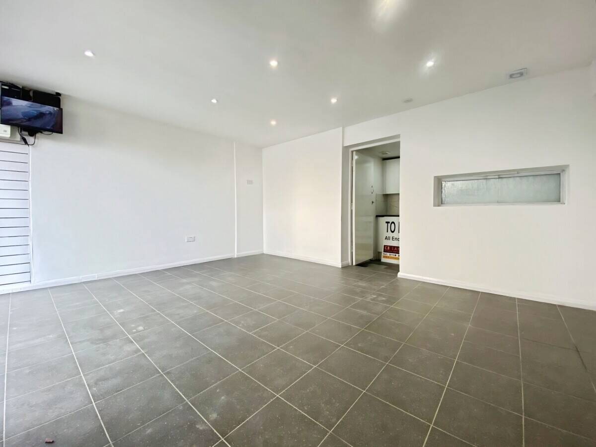 Self-contained E-Class premises of approx. 270 sq.ft (25m²) off busy Caversham Road, Reading Photo 7