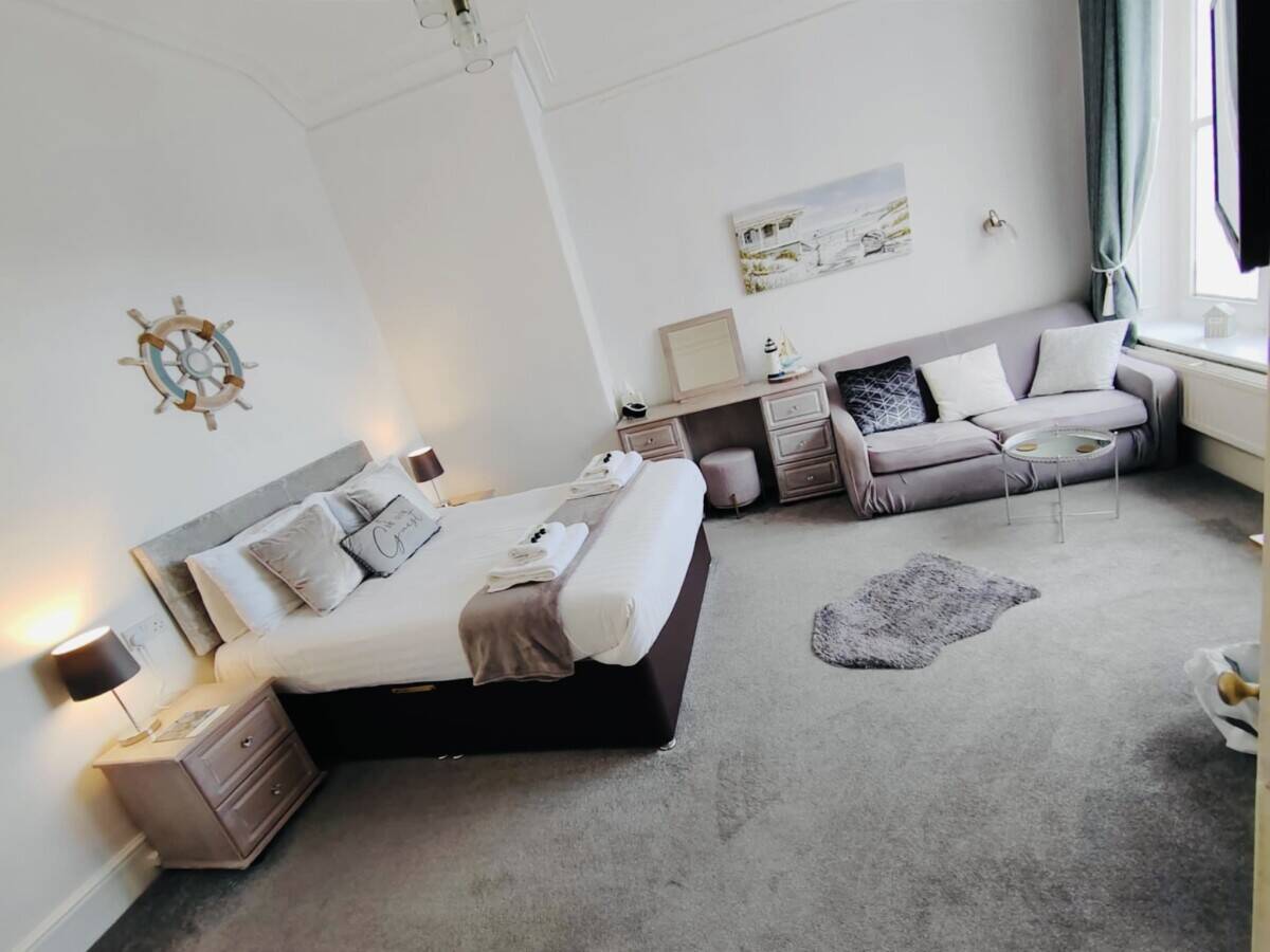 Eight-Bedroom Victorian Villa Bed and Breakfast for Sale in Llandudno Conwy Photo 7