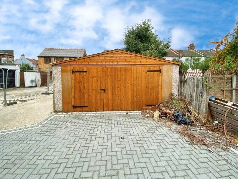 Mixed investment property for sale in Westcliff on Sea Essex with refurbishment potential Photo 7