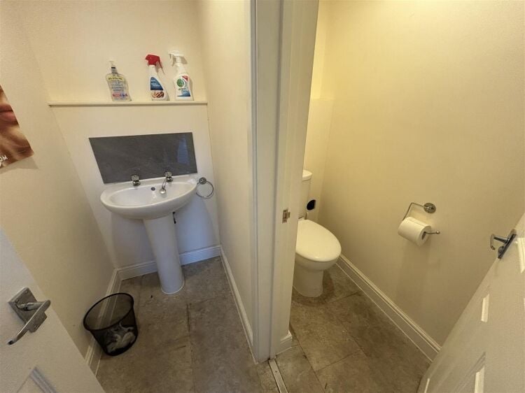 A ground floor e class property of approximately 700 sq ft situated on cottle road in stockwood. the property benefits from roller shutters, suspended Photo 7