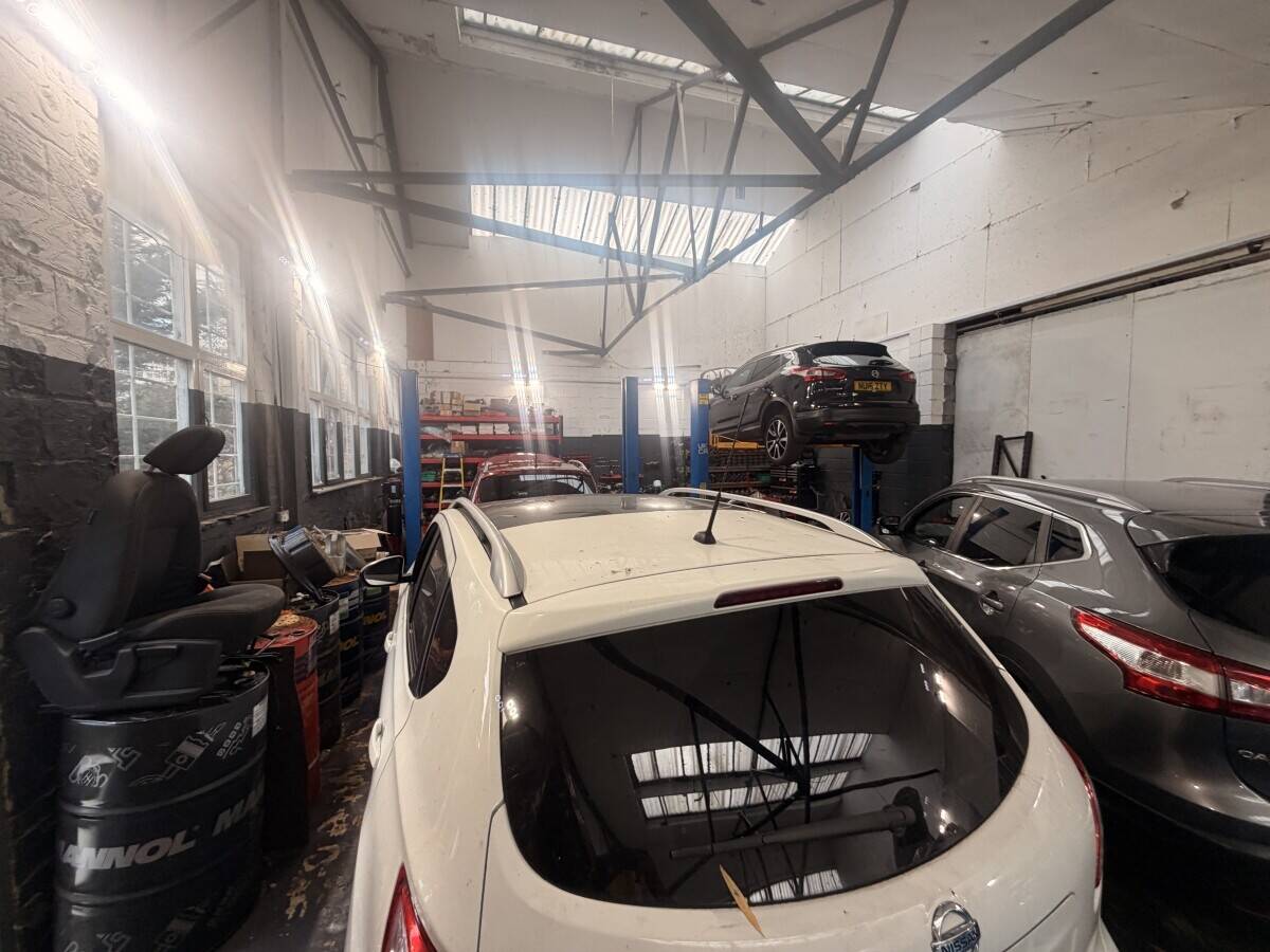 Industrial garage unit in Park Royal London with warehouse and three car ramps available for sale Photo 7