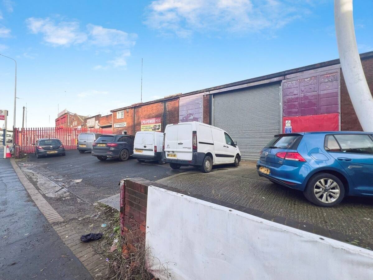 Garage Workshop Available in West Bromwich with Two Ramps and Immediate Access Photo 7