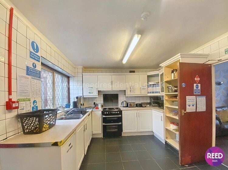Former care home in Dorset Gardens Rochford Bristol with eight bedrooms and ample space for ideas Photo 7