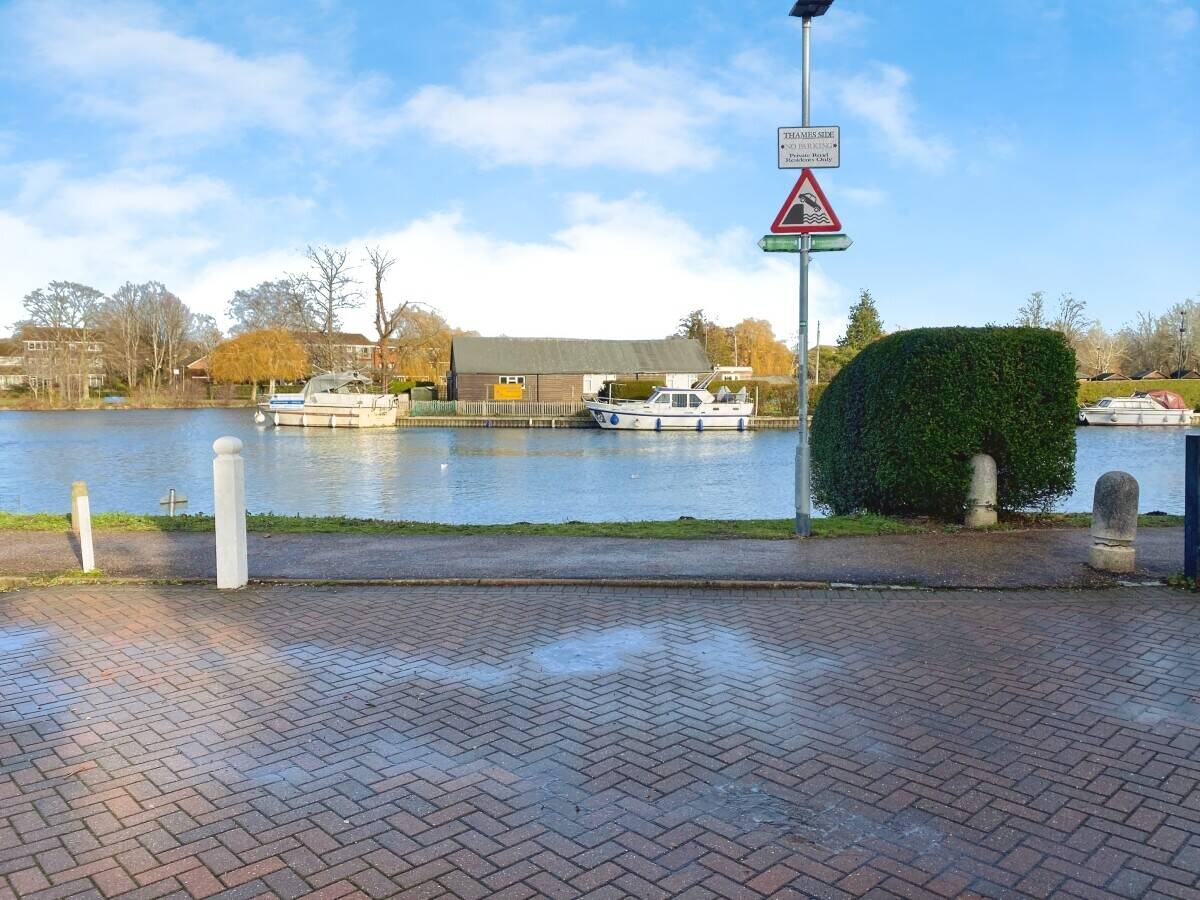 Two Lock-Up Garages with Forecourt for Sale in Caversham Reading Photo 7