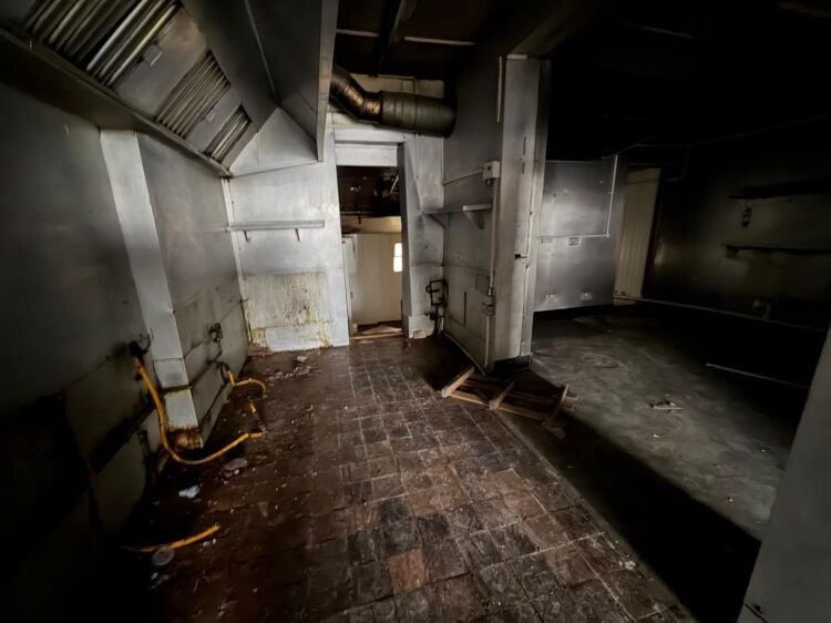 Mid-terrace former restaurant on Filton Road, Bristol, offering 800 ft² of potential space. Photo 7