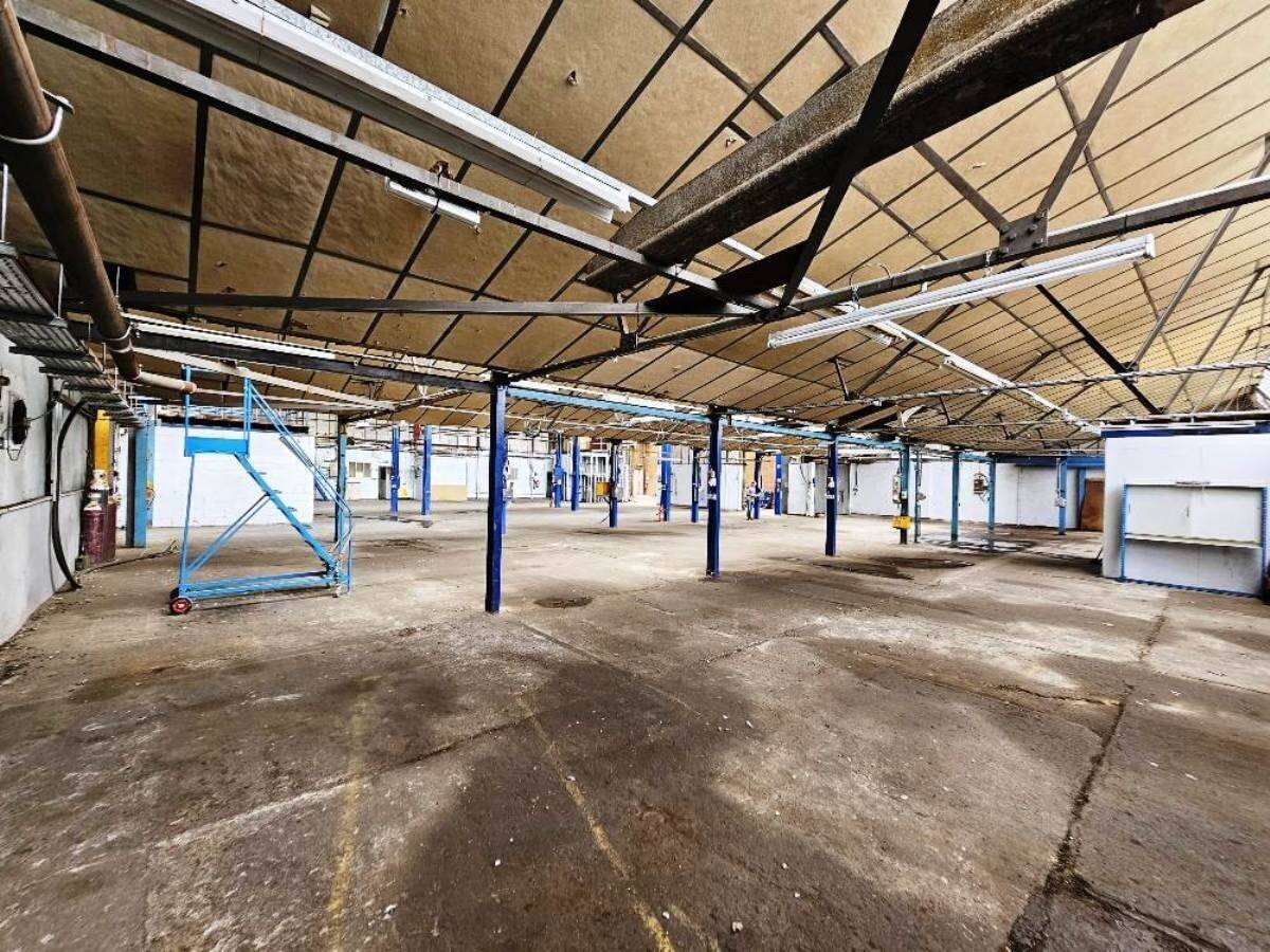 Freehold 16,000 sq. ft. industrial premises with crane in South East Essex complex Photo 7