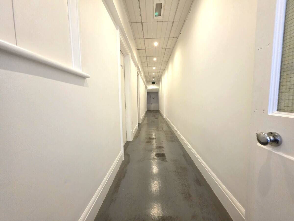 RETAIL SHOP - APPROX 1,833 SQ. FT. Photo 7