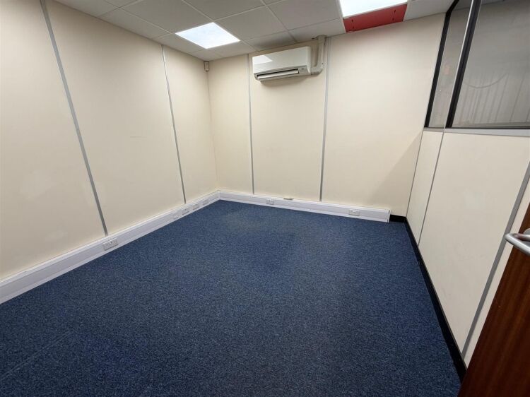 Light industrial unit for sale in Bristol with off-street parking and flexible layout Photo 7