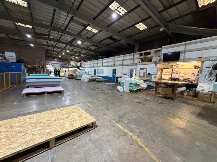 Large industrial unit with office space in Bristol, 11,675 ft² plus 1,700 ft² mezzanine available  Photo 7