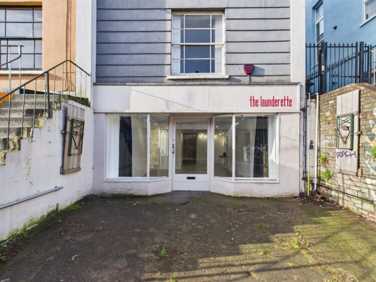 Vacant ground floor shop office studio in Bristol on Cheltenham Road with modern amenities Photo 7