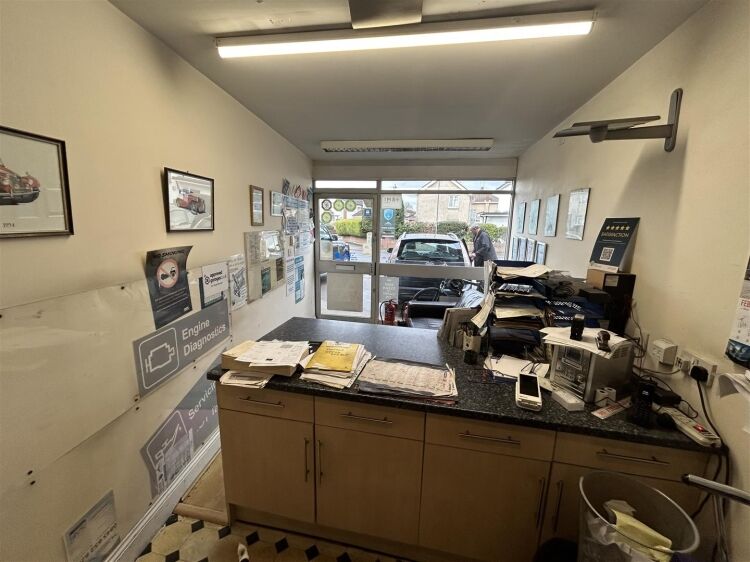 A ground floor former car showroom extending to approximately 1,826 sq ft. the property features a large, highly prominent frontage and benefits from Photo 7