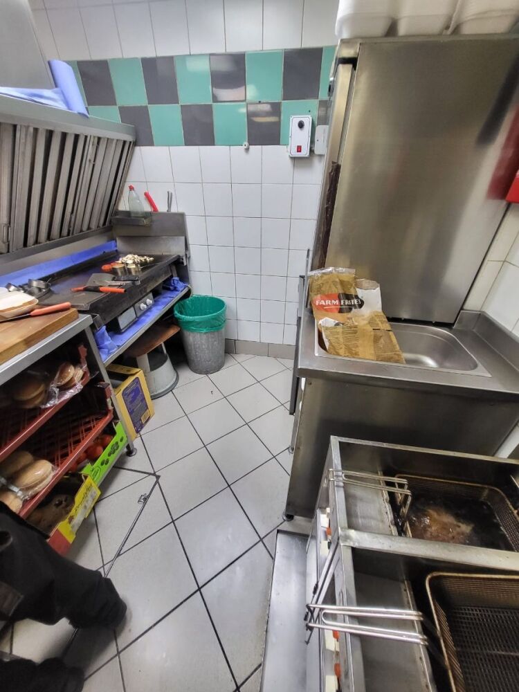 Franchise Fast Food Business for Sale in South London with High Visibility and Foot Traffic Photo 7