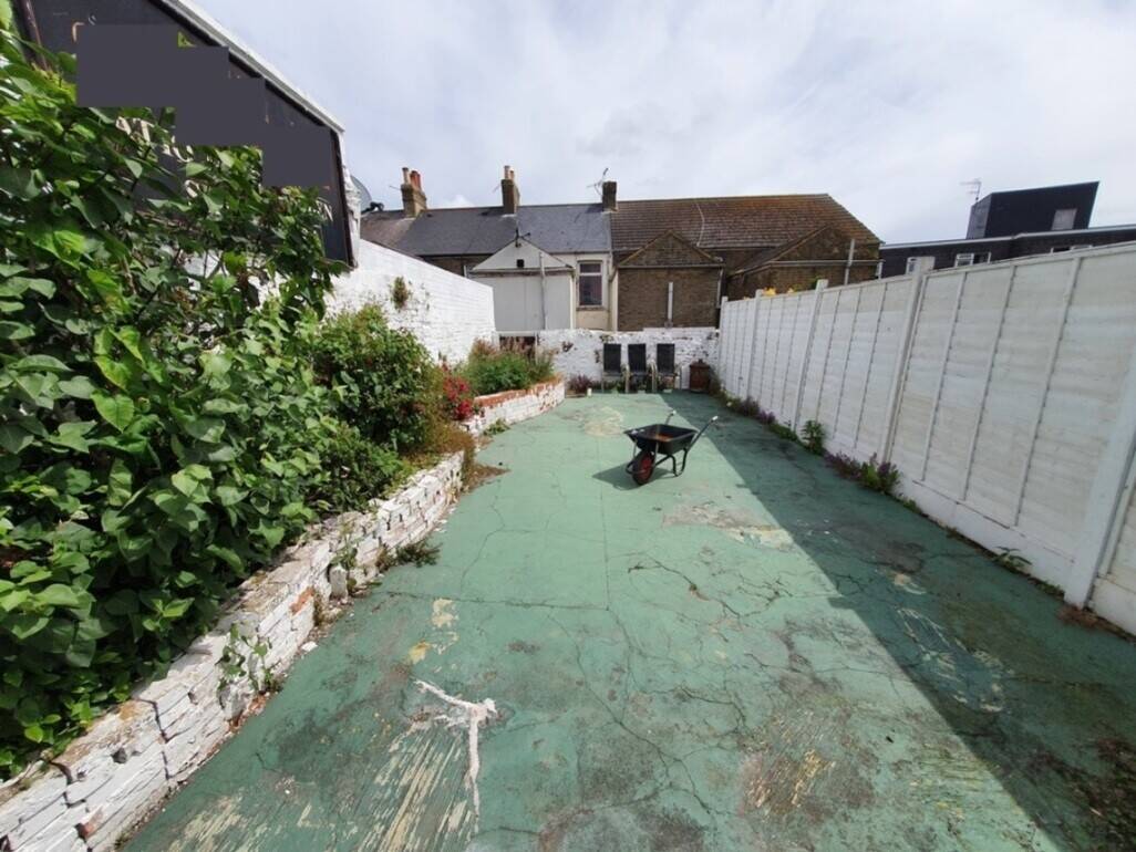 Freehold retail premises with two-bedroom flat for sale in Dover, Kent Photo 7