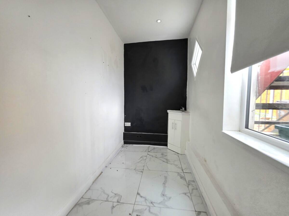 Retail Unit for Sale in Central Benfleet, Essex with Strong Foot Traffic and Adaptable Space Photo 7