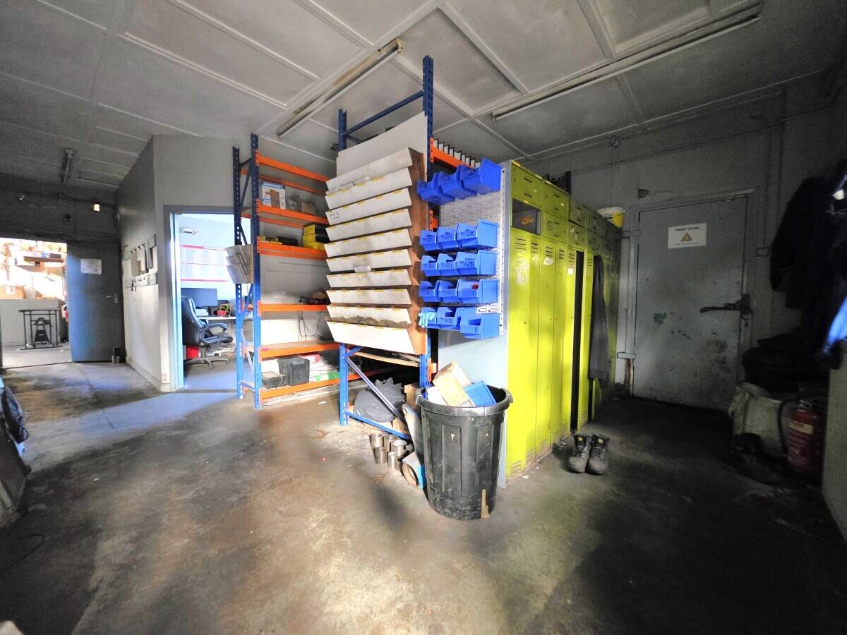 Industrial Unit for Sale in Rochford Essex with 4,680 sq ft and excellent transport links Photo 7
