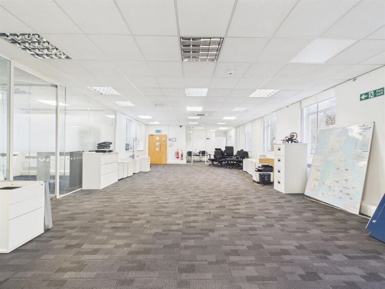 Modern second-floor office space for sale in Bristol, approximately 1,800 ft² with air conditioning Photo 7