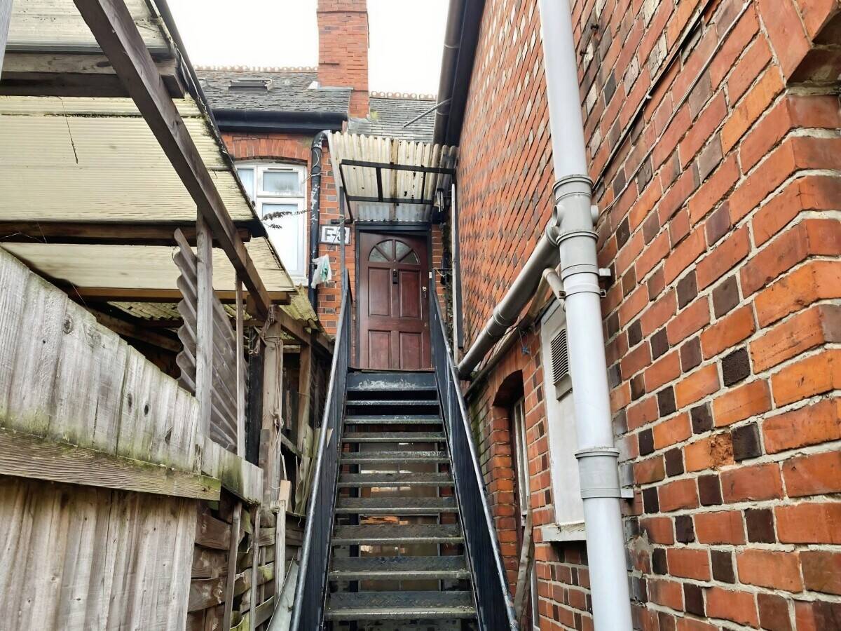 Mixed Use Freehold Investment Property For Sale in Reading Berkshire on Whitley Street Photo 7