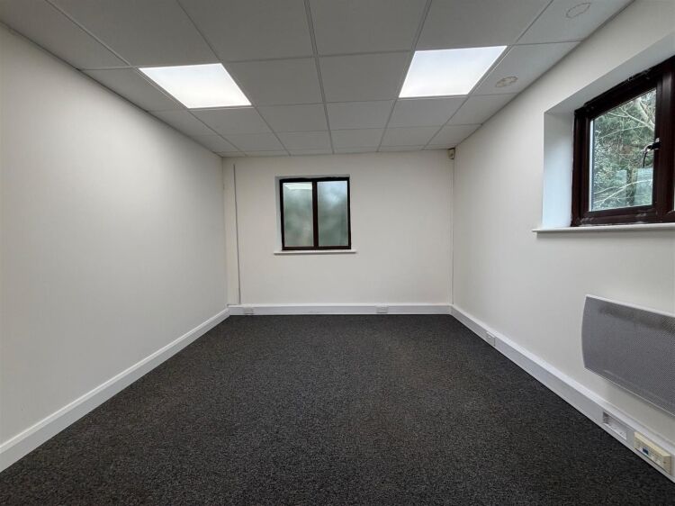 Modern office suite for sale in Bristol with 1,325 sq ft and ample parking available Photo 7