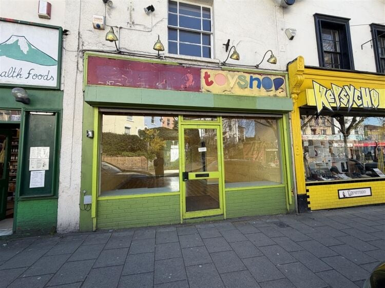 Retail unit extending to approximately 1,405 sq ft, arranged over ground, first, and basement levels. the ground floor offers an open plan retail area Photo 7