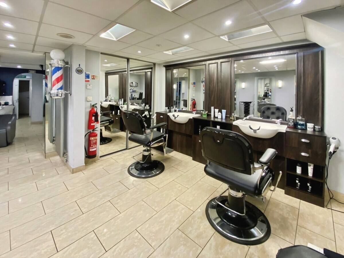 Fully Fitted Hair Salon Premises – Ready to Trade – Busy Chertsey High Street, Surrey Photo 7