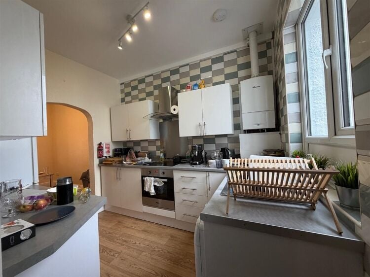 Mixed-use investment property in Bristol with retail unit and two residential flats available. Photo 7