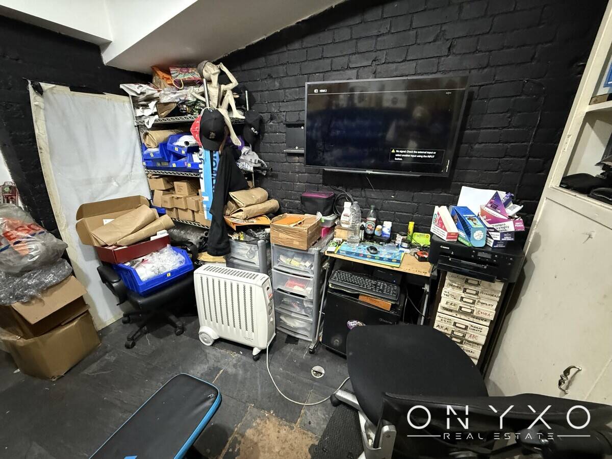 Mixed Use Investment with Commercial Unit and Apartment in Bedford Bedfordshire Photo 7